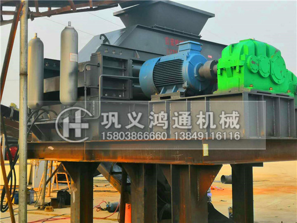 液压对辊破碎机现场 (1).jpg